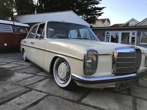 1970 Mercedes 220 W114 with air ride, loads of history In vendita