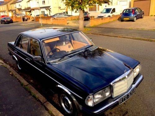 MERCEDES BENZ W123 200 1981  4 speed Manual. For Sale