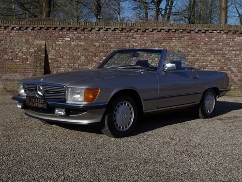 1988 Mercedes 560SL only 79.897 miles, matching numbers / colour! In vendita
