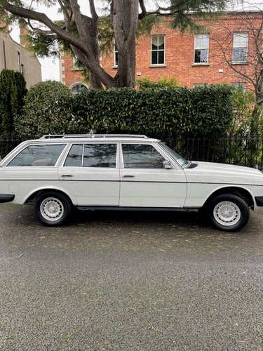 1984 MERCEDES W123, 240TD, WHITE, 7 SEATER ESTATE. PRICE DROP! A vendre