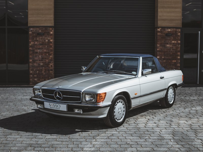 Mercedes Benz 300 SL (R107) With Blue Sports Check (1986)