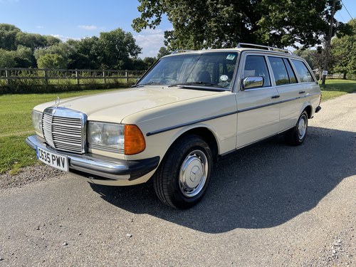 1985 Mercedes 230TE w123 7 seater For Sale