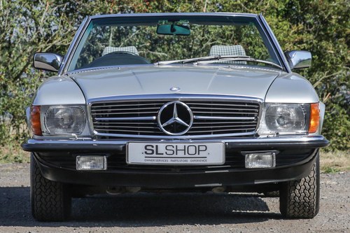 1984 MERCEDES-BENZ 500SL (R107) ASTRAL SILVER WITH GREY FABRIC SOLD