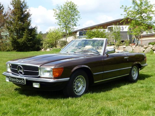 1983 Mercedes-Benz 500 SL - Fine roadster in colour of the 80s For Sale