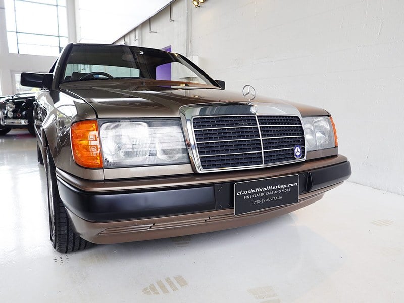 300 CE, Desert Taupe Metallic, only 60,000 kms, books