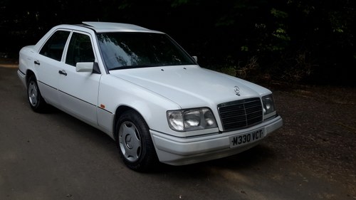 1994 MERCEDES E200 AUTOMATIC SALOON 50000 MILES ONE OWNER In vendita