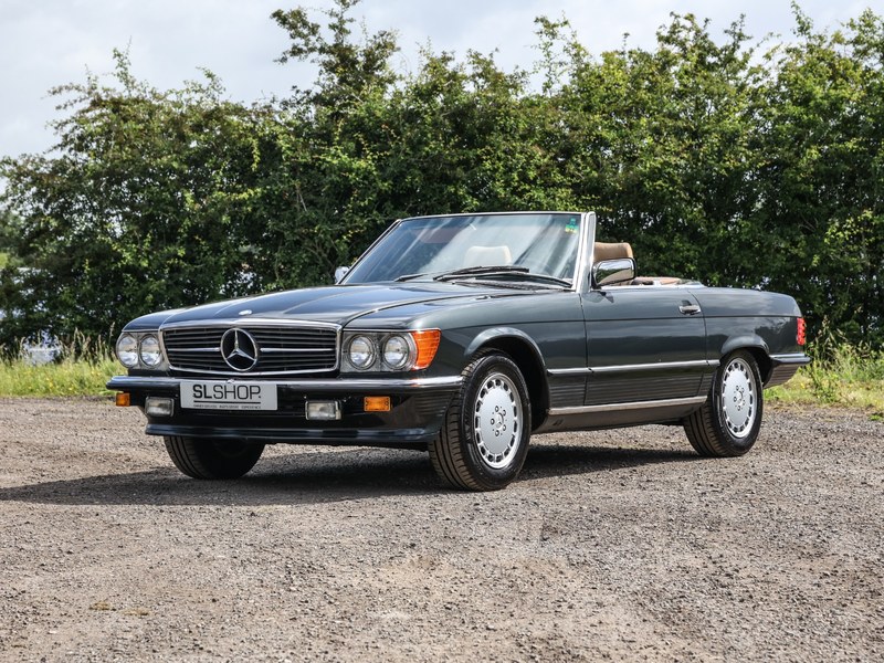 MERCEDES-BENZ 560SL (R107) in Blue-Black Metallic