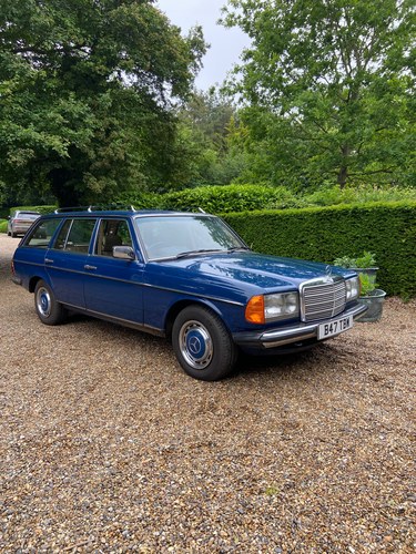 1985 Mercedes 200 T Estate Navy Blue In vendita