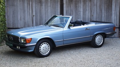 Mercedes 560 SL. 37.350 km from new. Japanese specification.