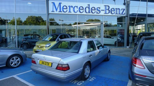 Lovely Example 1994 Mercedes W124 E200 Automatic Saloon Te koop