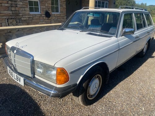 1983 Mercedes 240td w123 estate A vendre