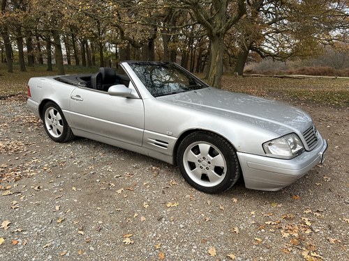 2000 Mercedes SL320 (R129) Facelift with Black Leather Upholstery For Sale