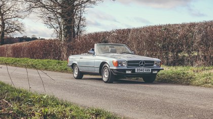 Meredes-Benz 280SL in Diamond Blue with Royal Blue