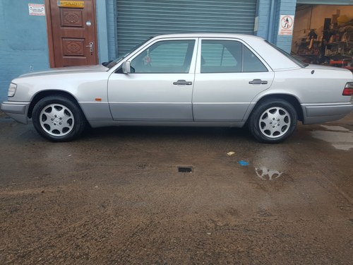 1995 Mercedes E220 Auto
