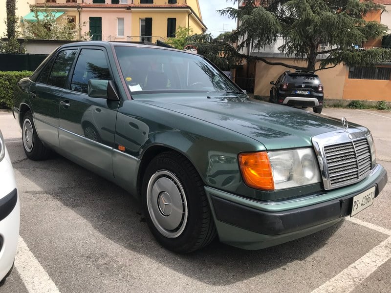 Stunning Mercedes 200 E book service maniacally preserved
