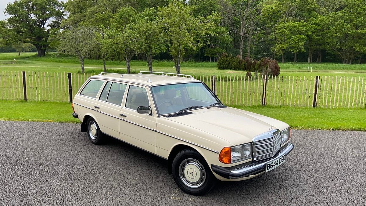 1985 Mercedes 230 Beige Automatic 4 Speed Right Hand Drive In Henley 1985-mercedes-230-beige-automatic-4-speed-right-hand-drive-in-henley