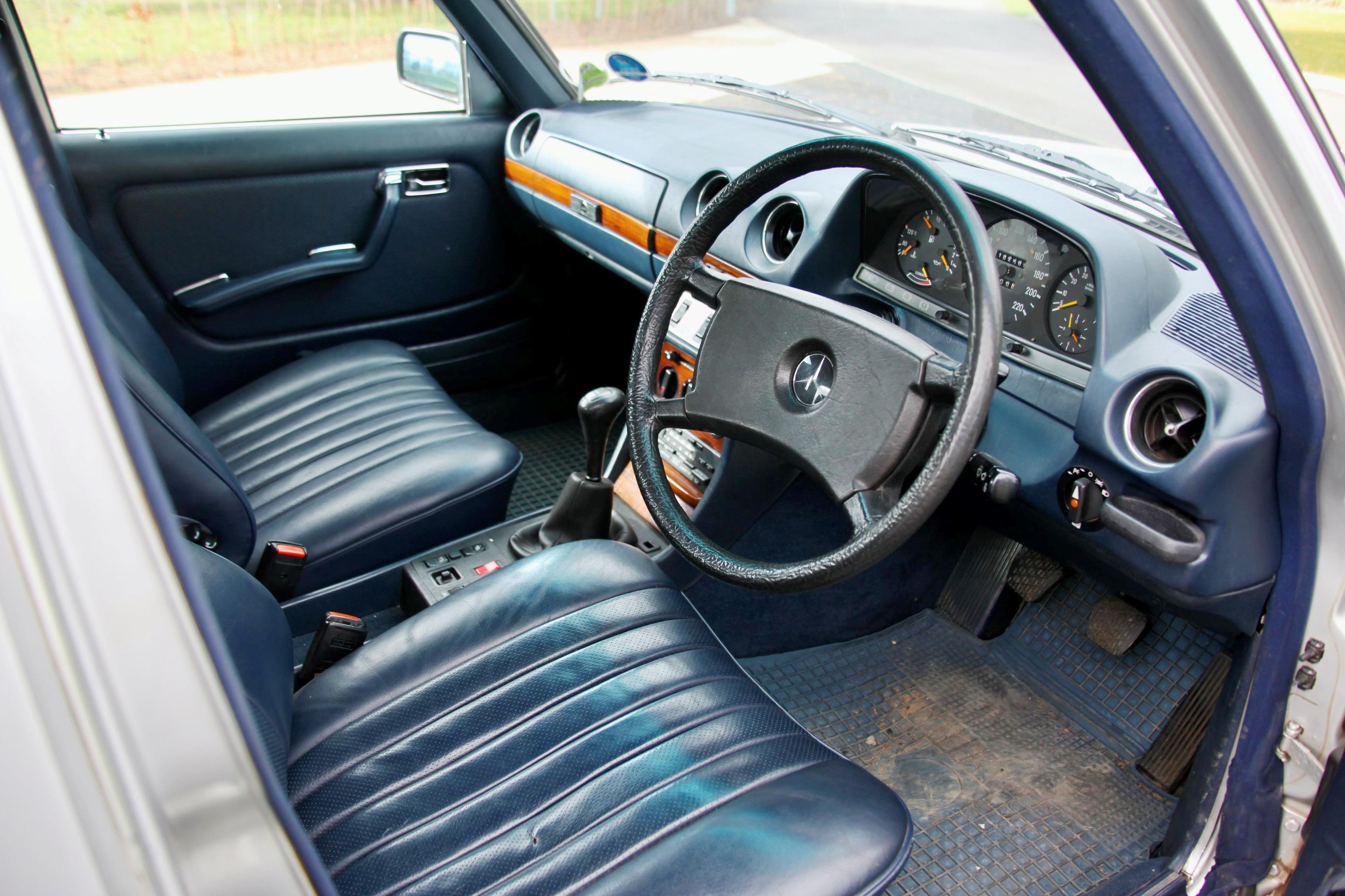 La Mercedes W123 - Grégoire, Antoine - Livres La Mercedes W123 - Grégoire, Antoine - Livres