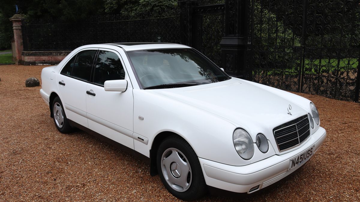 Mercedes classe E E250 W123 Lang Blanc de 1978 au 1/18 de Cult Models Mercedes classe E E250 W123 Lang Blanc de 1978 au 1/18 de Cult Models