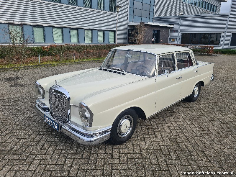 Mercedes 220s offwhite 1961