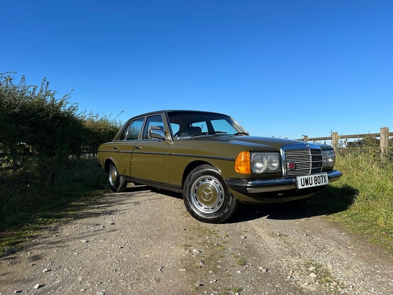 Mercedes 200D Saloon (Manual) 57,700 miles Mango Green