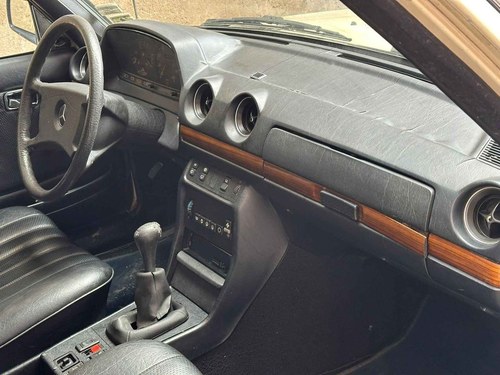 1983 Mercedes 200 - 5