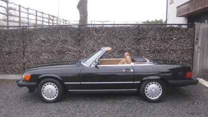 MERCEDES 560 SL R107  Roadster ONLY 97939MILES WITH CARFAX !