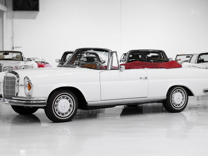 1962 MERCEDES-BENZ 220 SEb CABRIOLET (FOUR-SPEED MANUAL)