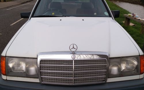 1989 Mercedes 200 W123 200 (picture 1 of 4)