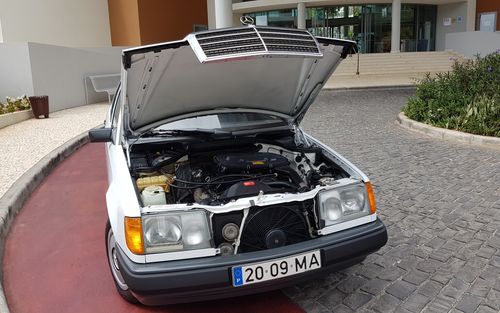 1991 Mercedes 200E RHD  (Petrol) -  38.030 Kms (23.750 Mls) (picture 1 of 63)