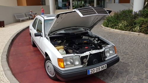 1991 Mercedes 200E RHD (Petrol) - 38.030 Kms (23.750 Mls)