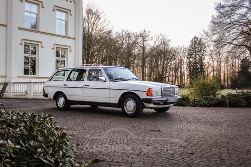 1982 Beautiful and original Mercedes 200t in excellent condition For Sale