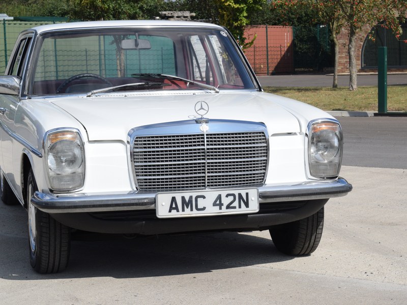 1975 MERCEDES BENZ 200D - DELIGHTFUL. MANUAL & PAS.