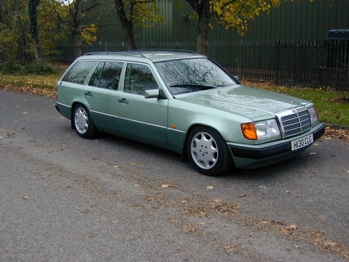 1991 Mercedes Benz W124 200t Estate Manual - Rare colour! A vendre