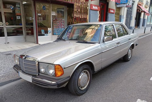 MERCEDES 230 E - 1982 À venda