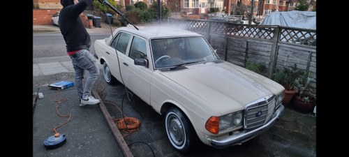 1983 mercedes 200 w123 Saloon