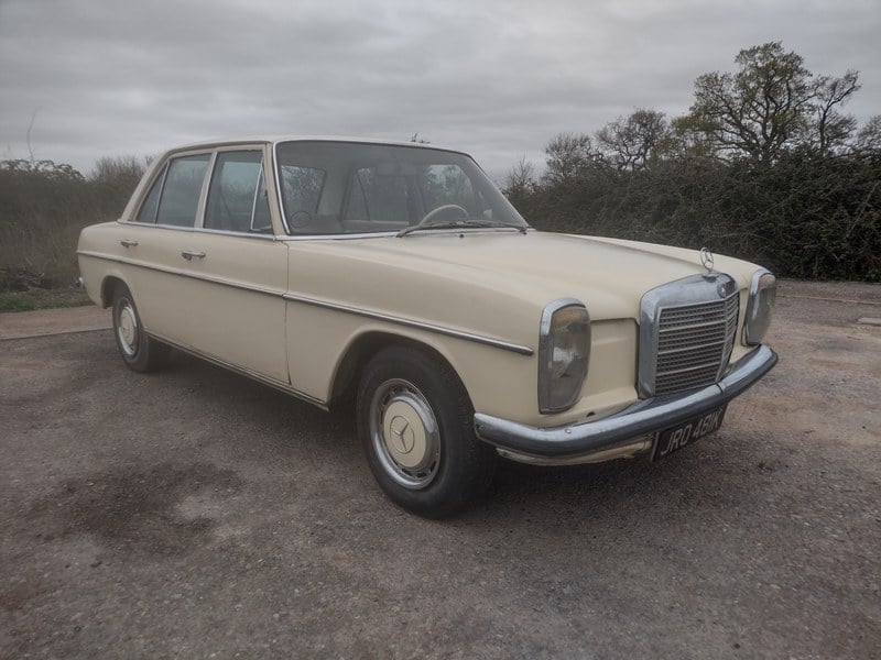 Rapid Classics: Eine Suche. Alle Oldtimer. 14 » Rapid Classics: Eine Suche. Alle Oldtimer. 1972 Mercedes 220 W115 220 D