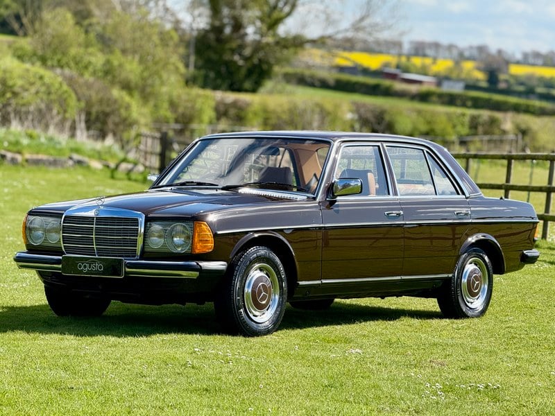 Rapid Classics: Eine Suche. Alle Oldtimer. 16 » Rapid Classics: Eine Suche. Alle Oldtimer. 1980 Mercedes Benz 200 W123 Manual