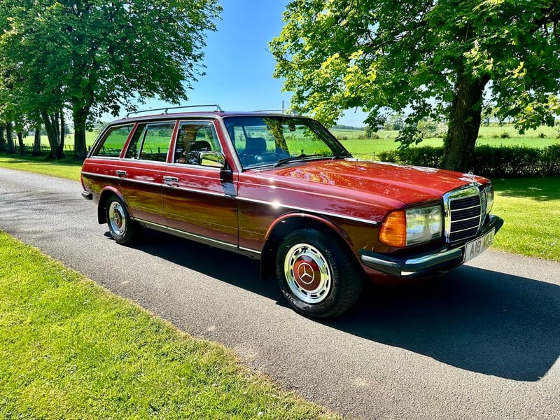 Rapid Classics: Eine Suche. Alle Oldtimer. 15 » Rapid Classics: Eine Suche. Alle Oldtimer. 1983 Mercedes 200 S123 200 T