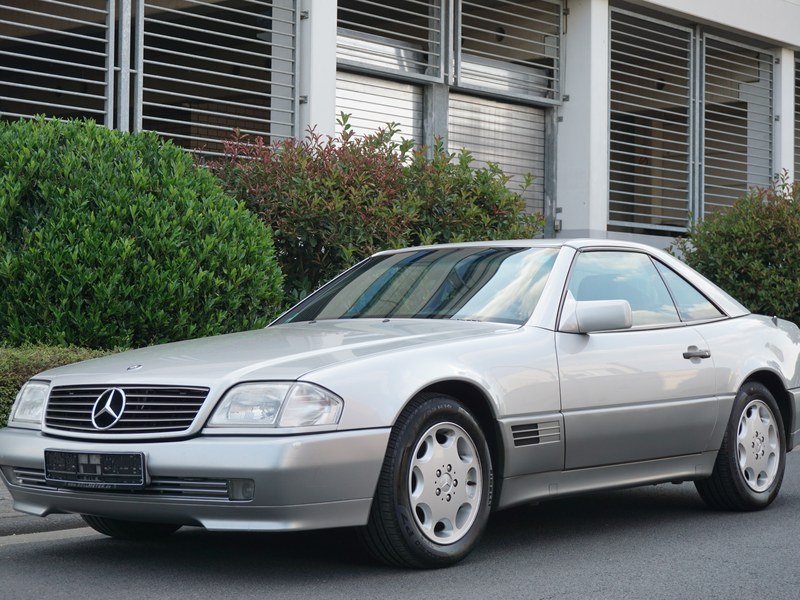 Mercedes-Benz SL 300-24 mit Hardtop, silber-schwarz Oldtimer