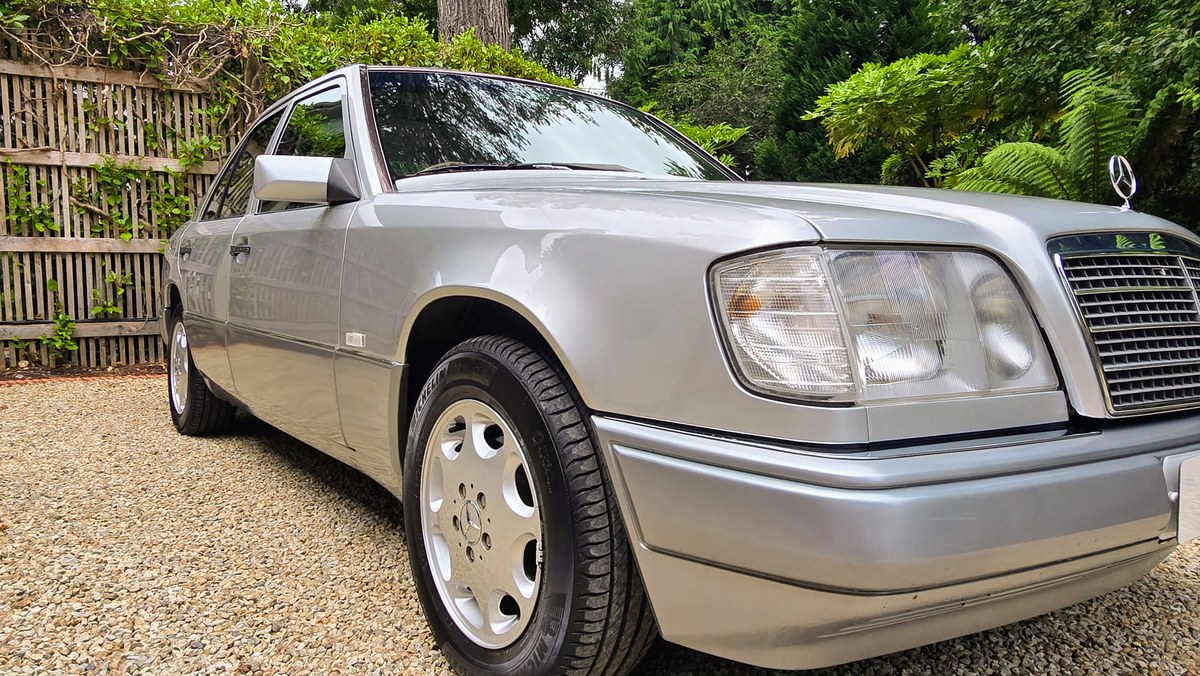 1997 Mercedes E Class Argent Automatique, 4 vitesses Conduite à droite