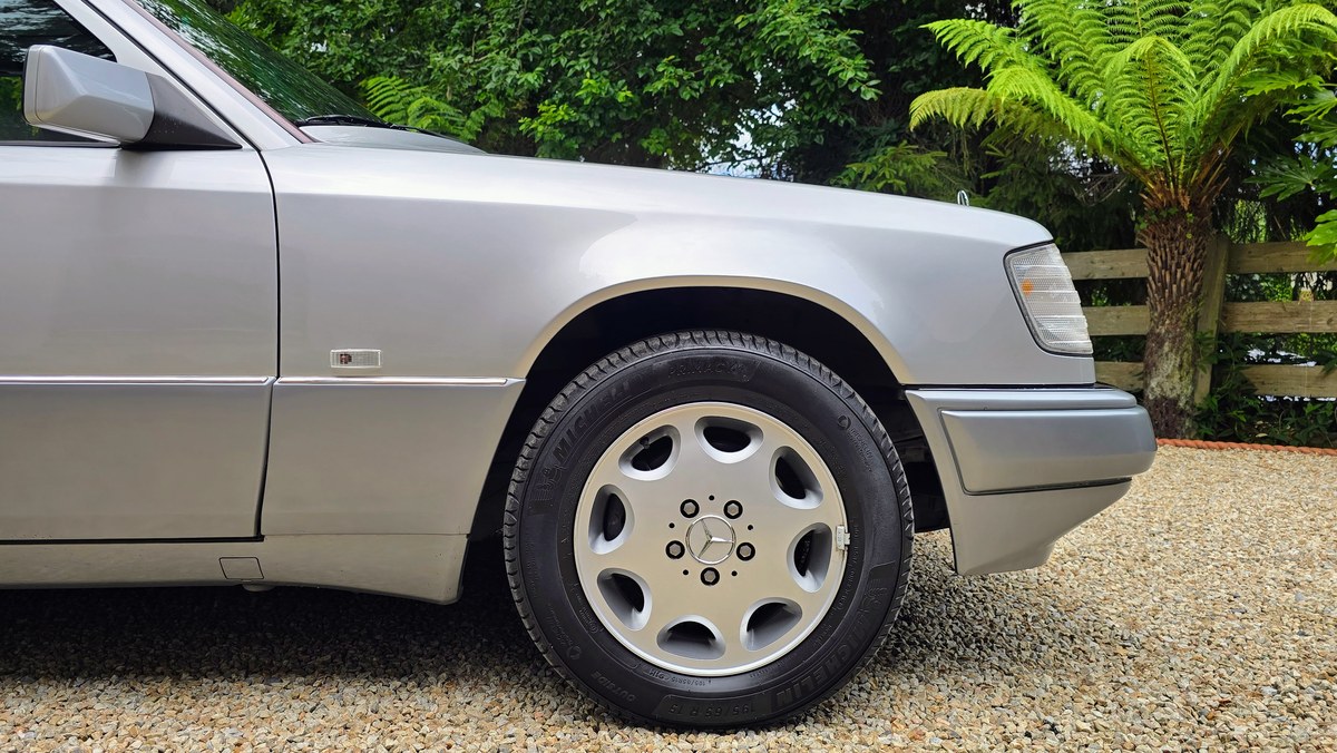 1997 Mercedes E Class Argent Automatique, 4 vitesses Conduite à droite