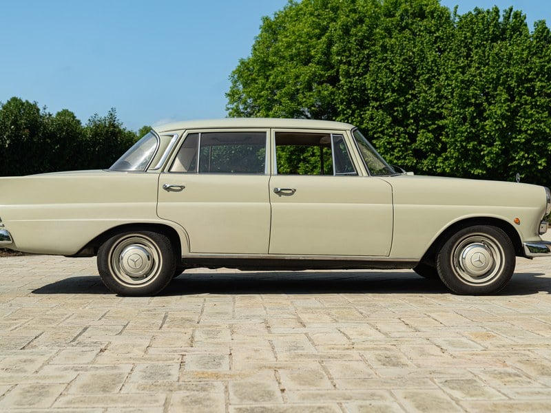 1966 MERCEDES-BENZ 200 CODINE