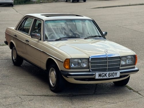 1982 Mercedes 200 W123 Automatic, 49000 miles VERKOCHT