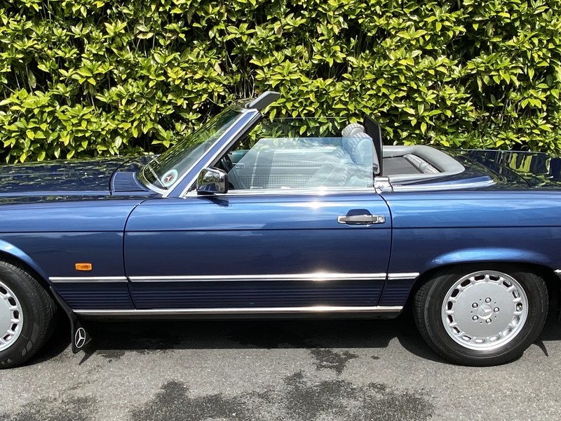 Mercedes SL Class 300 SL R107 kaufen bei Car & Classic