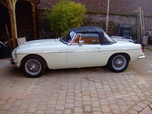 1969 Fast uprated MGC roadster in Snowberry White VENDUTO