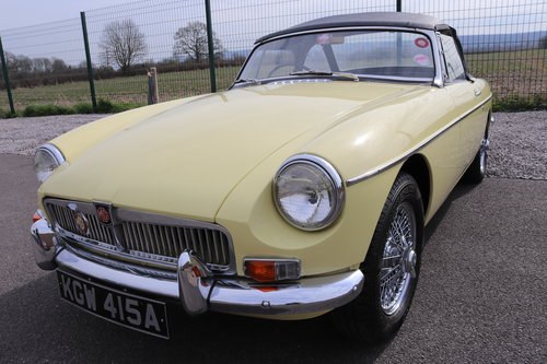 1963 MGB Roadster , rare pull handle in primrose,show standard. VERKAUFT