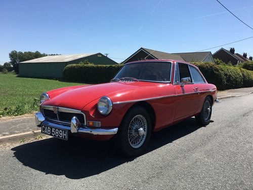 1970 Mgb Gt, chrome bumper, wire wheels. Lovely For Sale