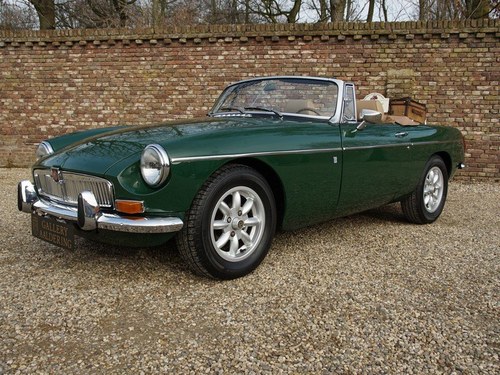 1971 MG B Roadster leather upholstery For Sale