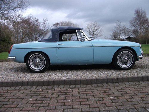 MG B Roadster, 1964, Pull-Handle, Iris Blue For Sale