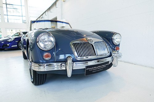 1960 stunning 1600 Deluxe in Katoomba Grey over Deep Red VENDIDO